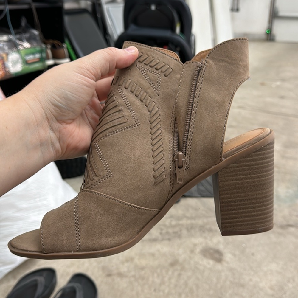 Universal Thread Open Toe Heel - Picture 2 of 4